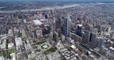 Philadelphia Cityscape Gökdelenleri ve Delaware Nehri Ben Franklin Köprüsü Belediye Binası Logan Circle Parkı. 4k