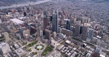Philadelphia Cityscape Gökdelenleri ve Delaware Nehri Ben Franklin Köprüsü Belediye Binası Logan Circle Parkı. 4k