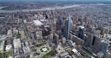 Philadelphia Cityscape Gökdelenleri ve Delaware Nehri Ben Franklin Köprüsü Belediye Binası Logan Circle Parkı. 4k