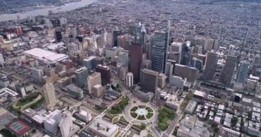 Philadelphia City İş Dünyası 'nın güzel gökdelenleri Delaware Nehri Belediye Binası Logan Meydanı Parkı. 4k