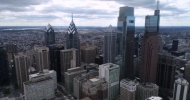 Arka planda Güzel İş Gökdelenleri olan Philadelphia City manzarası. 4k