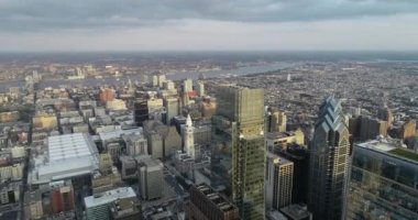 Arka planda gökdelenleri olan Philadelphia Şehri Güneşli Gün 4k