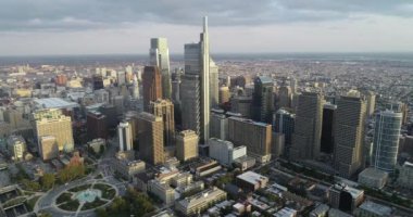 Philadelphia City Gökdelenleri ve Logan Meydanı Çemberi ve Arkaplan Çeşmesi 4k