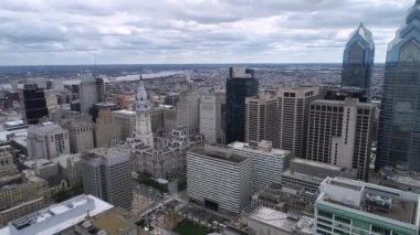 Arka planda Gökdelenler Belediye Binası olan Philadelphia City 'nin gerçek manzarası. Bulutlu Gökyüzü. İHA