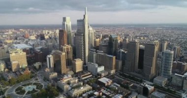 Philadelphia City Gökdelenleri ve Logan Meydanı Çemberi ve Arkaplan Çeşmesi 4k