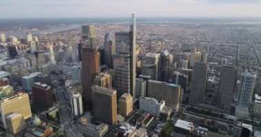 Arkaplanda Gökdelenleri olan Philadelphia Şehri Altın Saat Işık 4k
