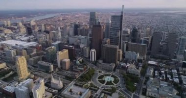 Arkaplanda Gökdelenleri olan Philadelphia Şehri Altın Saat Işık 4k