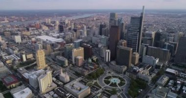 Arkaplanda Gökdelenleri olan Philadelphia Şehri Altın Saat Işık 4k