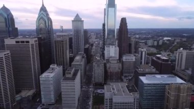 Philadelphia Şehri manzarası. Logan Meydanı Çemberi, Katedral, Vine Caddesi Otoyolu, Arkaplanda Sanat Müzesi. İHA