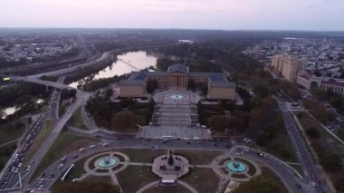 Philadelphia Sanat Müzesi ve Rocky Merdivenleri. Ericsson Çeşmesi, Eli Kirk Price Çeşmesi, The Oval in Fronground. Pensilvanya İHA