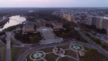 Philadelphia Sanat Müzesi ve Rocky Merdivenleri. Ericsson Çeşmesi, Eli Kirk Price Çeşmesi, The Oval in Fronground. Pensilvanya İHA