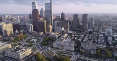 Philadelphia Cityscape ile gökdelenler, Franklin Enstitüsü, Logan Square in Background. 4k
