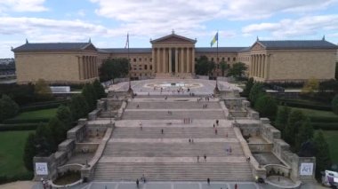 Philadelphia Sanat Müzesi ve Rocky Merdivenleri. Pensilvanya Güneşli bir günde insanlar merdivenlerde koşuyor. İHA