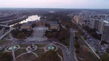Philadelphia Sanat Müzesi ve Rocky Merdivenleri. Arka planda park et. Pensilvanya İHA