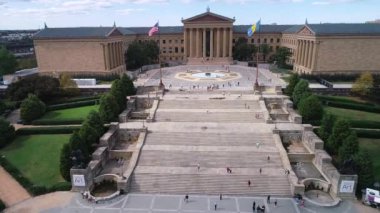 Philadelphia Sanat Müzesi ve Rocky Merdivenleri. Pensilvanya Güneşli bir günde insanlar merdivenlerde koşuyor. İHA