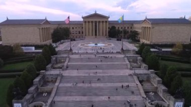 Philadelphia Sanat Müzesi ve Rocky Merdivenleri. İnsanlar merdivenlerde oturuyorlar. Pensilvanya Pensilvanya İHA