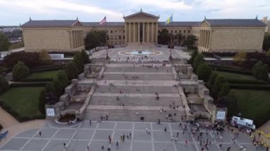 Philadelphia Sanat Müzesi ve Rocky Merdivenleri. Pensilvanya Ön planda Dans Eden İnsanlar. İHA