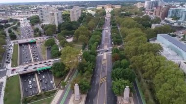 Logan Meydanı Çeşmesi ve Philadelphia Sanat Müzesi Rocky Stepsin Arka planı. Pensilvanya İHA
