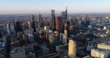 Philadelphia Şehri Arka planda Günbatımı Işığı. Logan Square ile iş bölgesi. 4k