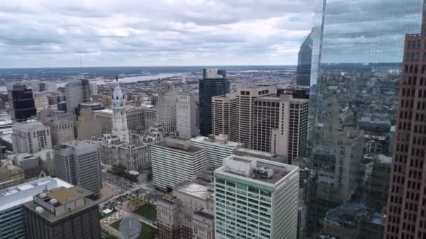 Areal Pohled Krásné Philadelphia Cityscape Mrakodrapy Radnice Pozadí Cloudy Sky — Stock video