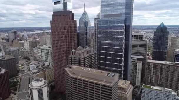 背景にスカイスクレーパー市役所と美しいフィラデルフィア市の風景の実際のビュー 曇った空 ドローン — ストック動画