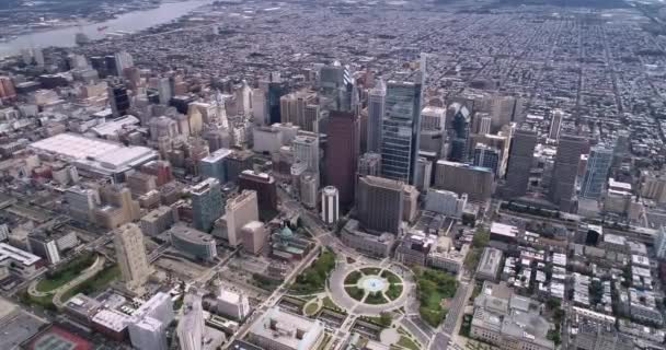 美しいフィラデルフィア市の風景ビジネス高層ビル背景にデラウェア川市役所ローガンサークル公園 — ストック動画