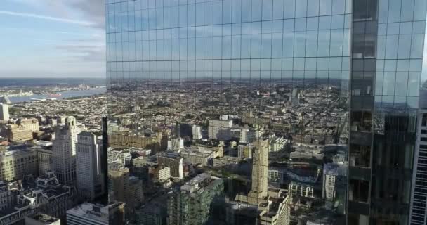バックグラウンドでクローズアップ高層ビルやガラス反射と美しいフィラデルフィアの街の風景 空飛ぶ — ストック動画