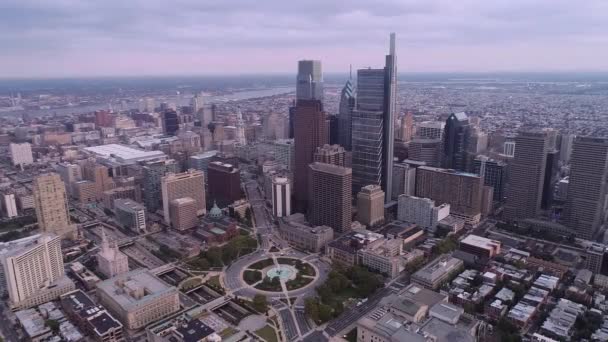 Prachtige Philadelphia City Scape Met Wolkenkrabbers Logan Square Kathedraal Stadhuis — Stockvideo