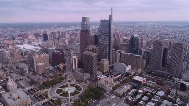 Prachtige Philadelphia Cityscape Met Wolkenkrabbers Logan Square Kathedraal Stadhuis Tempel — Stockvideo