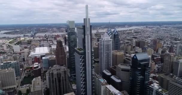 Cloudy Philadelphia Cityscape Met Zakelijke Wolkenkrabbers Achtergrond Cloudy Sky Delaware — Stockvideo
