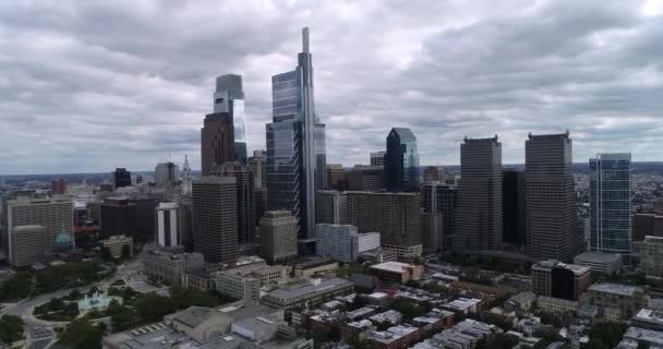 Bulutlu Philadelphia Cityscape Ile Logan Meydanı Belediye Binası — Stok video