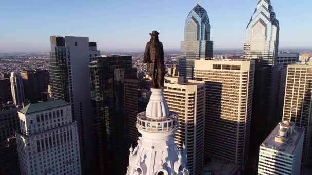 Philadelphia Belediye Binası Kulesi William Penn Bronz Heykeli Şehir Manzarası — Stok video