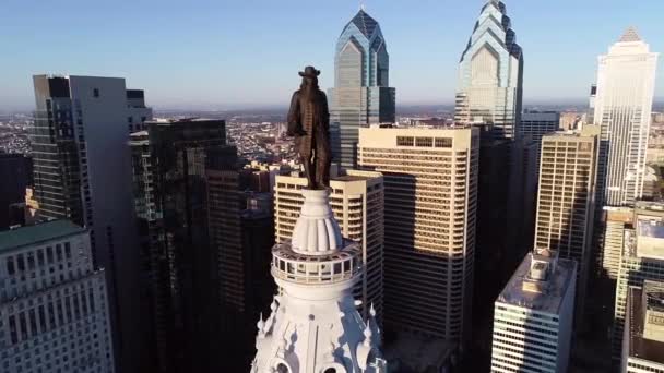 费城市政厅塔和威廉 潘青铜雕像 城市景观和美丽的落日背景 — 图库视频影像