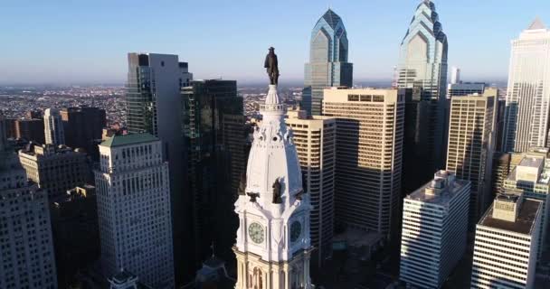 Philadelphia City Hall Tower Bronze Statue William Penn Cityscape Beautiful — Vídeo de stock
