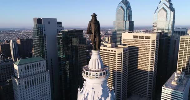 费城市政厅塔和威廉 潘青铜雕像 城市景观和美丽的夕阳背景 宾夕法尼亚4K — 图库视频影像