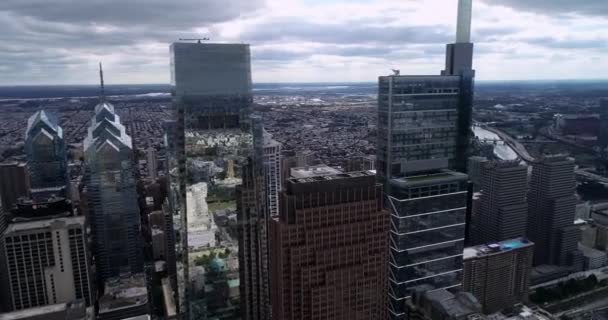 Arka Planda Ünlü Güzel Gökdelenleri Olan Philadelphia Cityscape Camda Yansıma — Stok video