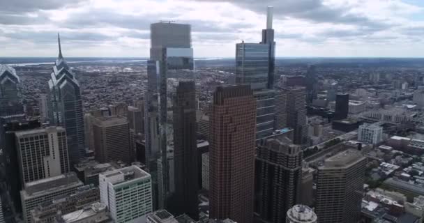 Arka Planda Ünlü Güzel Gökdelenleri Olan Philadelphia Cityscape Camda Yansıma — Stok video