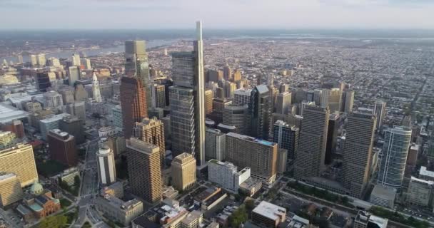 Arkaplanda Gökdelenleri Olan Philadelphia Şehri Altın Saat Işık — Stok video