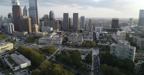 Philadelphia Cityscape Felhőkarcolókkal Franklin Intézet Logan Tér Háttérben — Stock videók