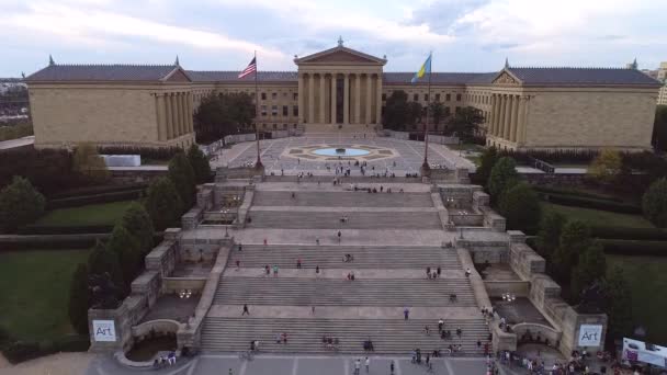 Museo Arte Filadelfia Rocky Steps Gente Está Sentada Las Escaleras — Vídeos de Stock