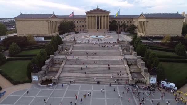 フィラデルフィア美術館とロッキーステップ ペンシルベニア州 人々は前景で踊る ドローン — ストック動画