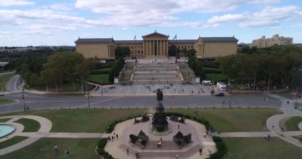 Philadelphia Museum Art Rocky Steps Oval Foreground Waving Flags Background — Αρχείο Βίντεο