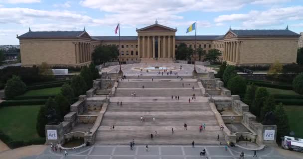 Philadelphia Museum Art Och Rocky Steps Vinka Flaggor Bakgrunden — Stockvideo