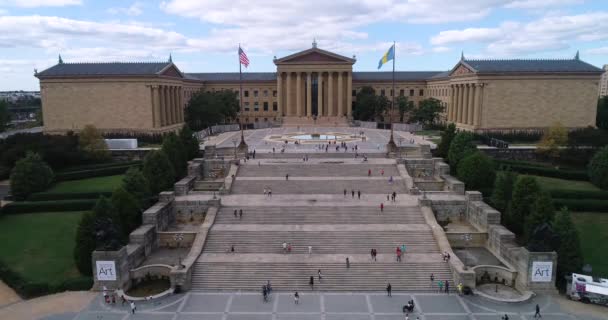 Museo Arte Filadelfia Rocky Steps Ondeando Banderas Segundo Plano — Vídeos de Stock