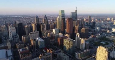 Philadelphia Şehri Arka planda Günbatımı Işığı. Logan Square ile iş bölgesi. 4k