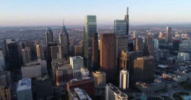 Philadelphia Şehri Arka planda Günbatımı Işığı. Logan Square ile iş bölgesi. 4k