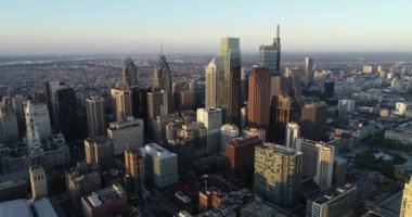 Philadelphia Şehri Arka planda Günbatımı Işığı. Logan Square ile iş bölgesi. 4k