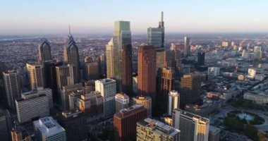 Philadelphia Şehri Arka planda Günbatımı Işığı. Logan Square ile iş bölgesi. 4k