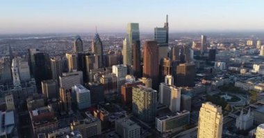 Philadelphia Şehri Arka planda Günbatımı Işığı. İş Bölgesi. 4k