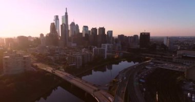 Philadelphia Pennsylvania Cityscape ve Arkaplanda Güzel Günbatımı Işığı. Schuylkill Nehri ve Tren İstasyonu. 4k